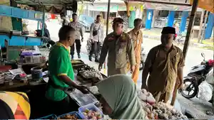 Petugas-Satpol-PP-dan-Damkar-Klaten-menertibkan-lapak-pedagang.jpg