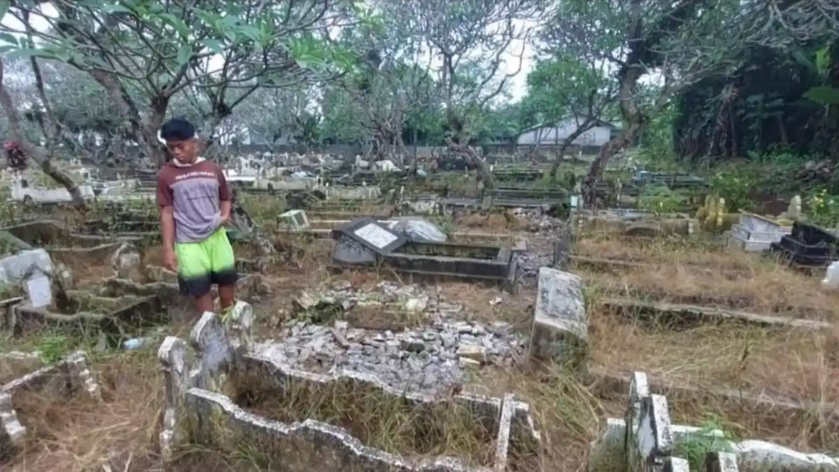 Belasan Batu Nisan di TPU Kota Binjai Dihancurkan, Warga: Besinya Dicuri