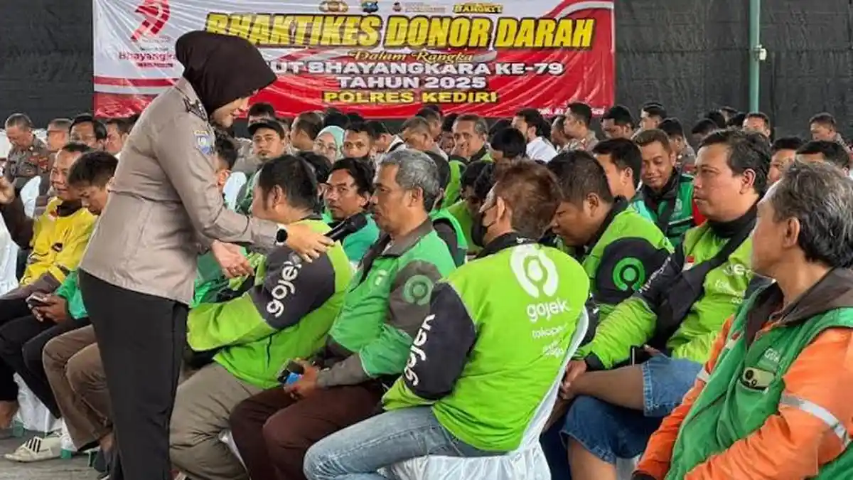 HUT ke-79 Bhayangkara, Polres Kediri Gelar Baksos Untuk Driver Ojol