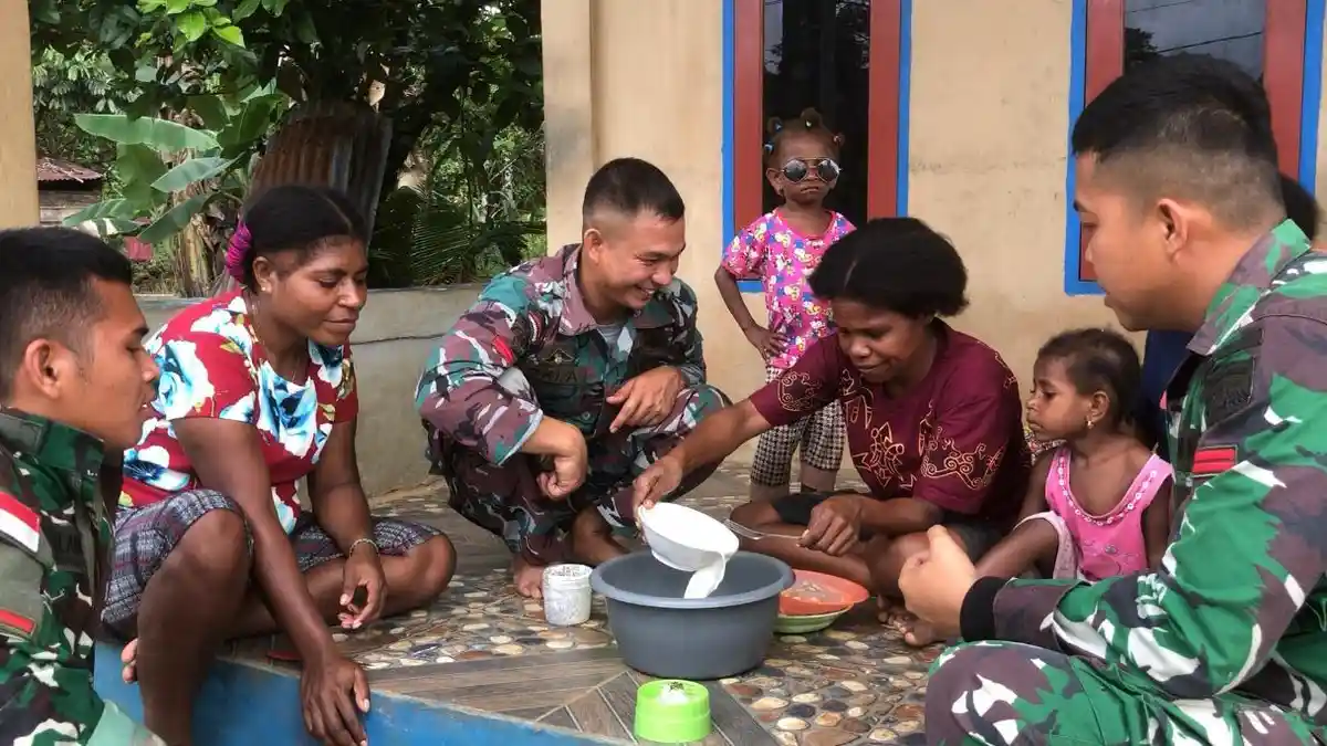 Pasukan Yudha Sakti Masuk Dapur Warga Aifat Maybrat, Ajarkan Olah Hasil Kebun