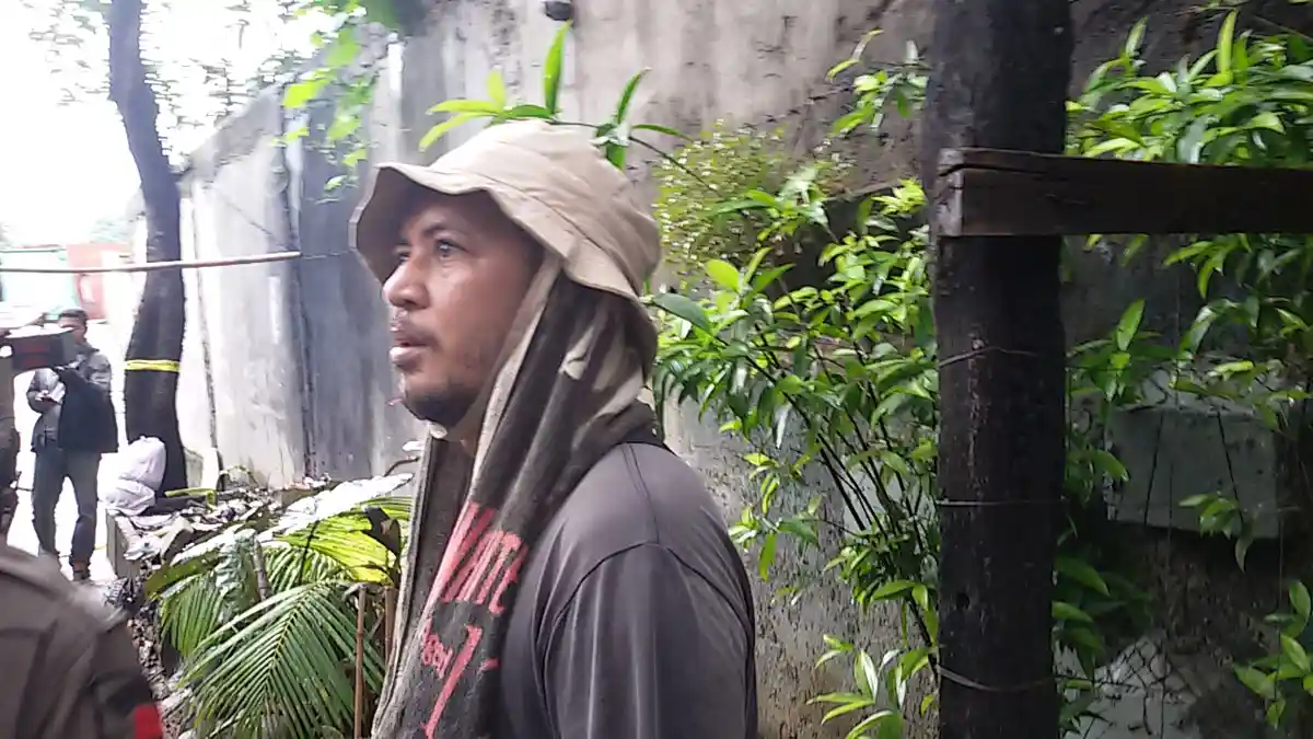 Tak Mau Pindah, Leonard Terpaku Melihat Rumahnya Dihancurkan