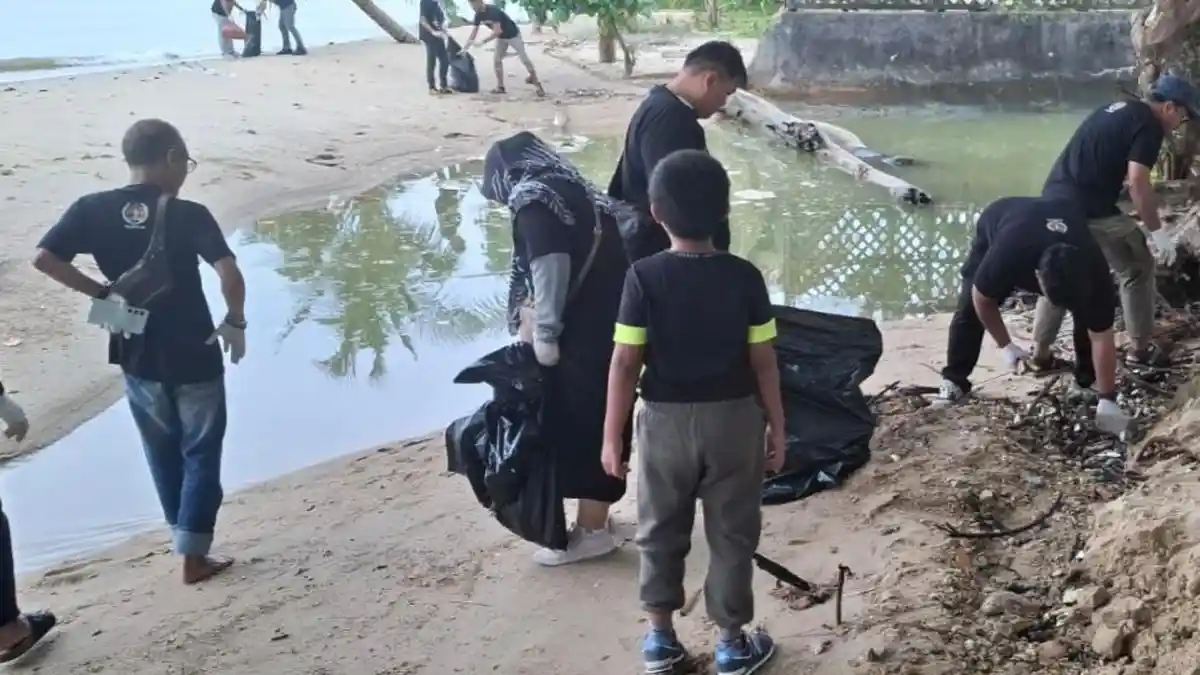 Tak Hanya Bersih-bersih, PWI Balikpapan Beri Edukasi Warga soal Sampah Pesisir