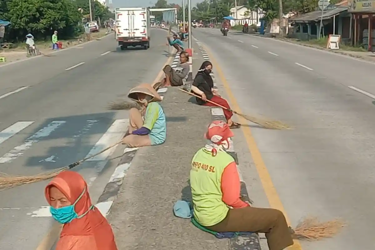 Penyapu Koin Makin Banyak, Ribuan Kendaraan Mudik pun Tersendat 3 Km di Perbatasan Subang-Indramayu