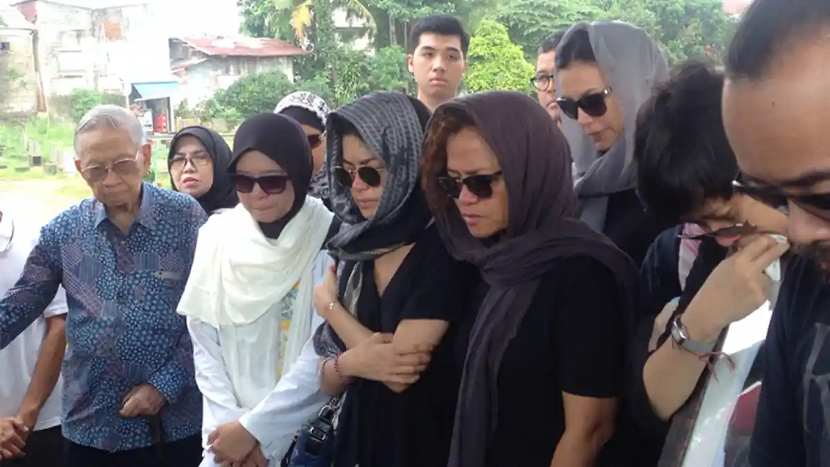 Tangis Eva Celia Iringi Pemakaman Sang Nenek