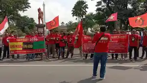 aksi-unjuk-rasa-buruh-memperingati-Hari-Buruh-Internasional-di-Alun-alun-Kota-Madiun.jpg