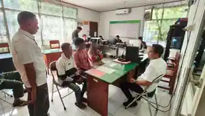 Para-tersangka-kasus-Pengeroyokan-di-Desa-Fenake-saat-Diserahkan-ke-Kejari-TTU.jpg