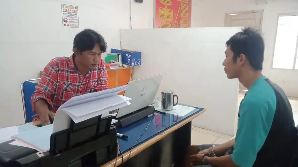 Curi Minyak Solar dari Dalam Mobil Tangki, Warga Pemulutan Ogan Ilir Pasrah Ditangkap Polisi