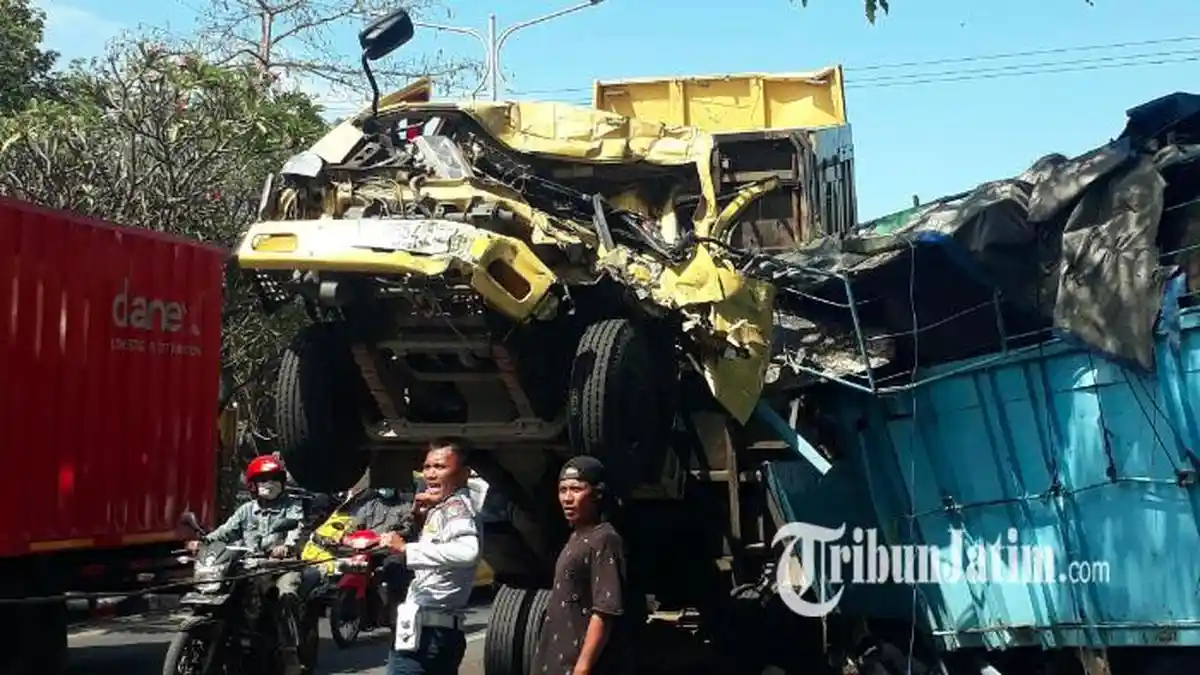 Kecelakaan di Sidoarjo, Dump Truk Tabrak Truk Parkir Ganti Ban, Diduga Rem Blong, Rusak Parah