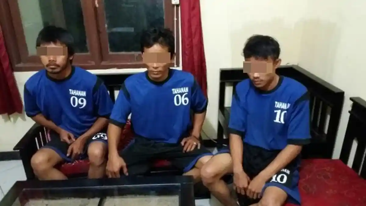 Tiga Pria Diciduk Polisi Kepergok Curi Rel Kereta