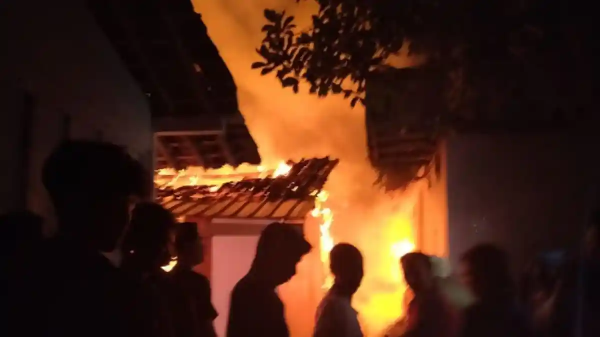 Tak Bisa Berjalan Normal, Nenek 67 Tahun Tewas Terjebak Kebakaran Rumah di Tuban