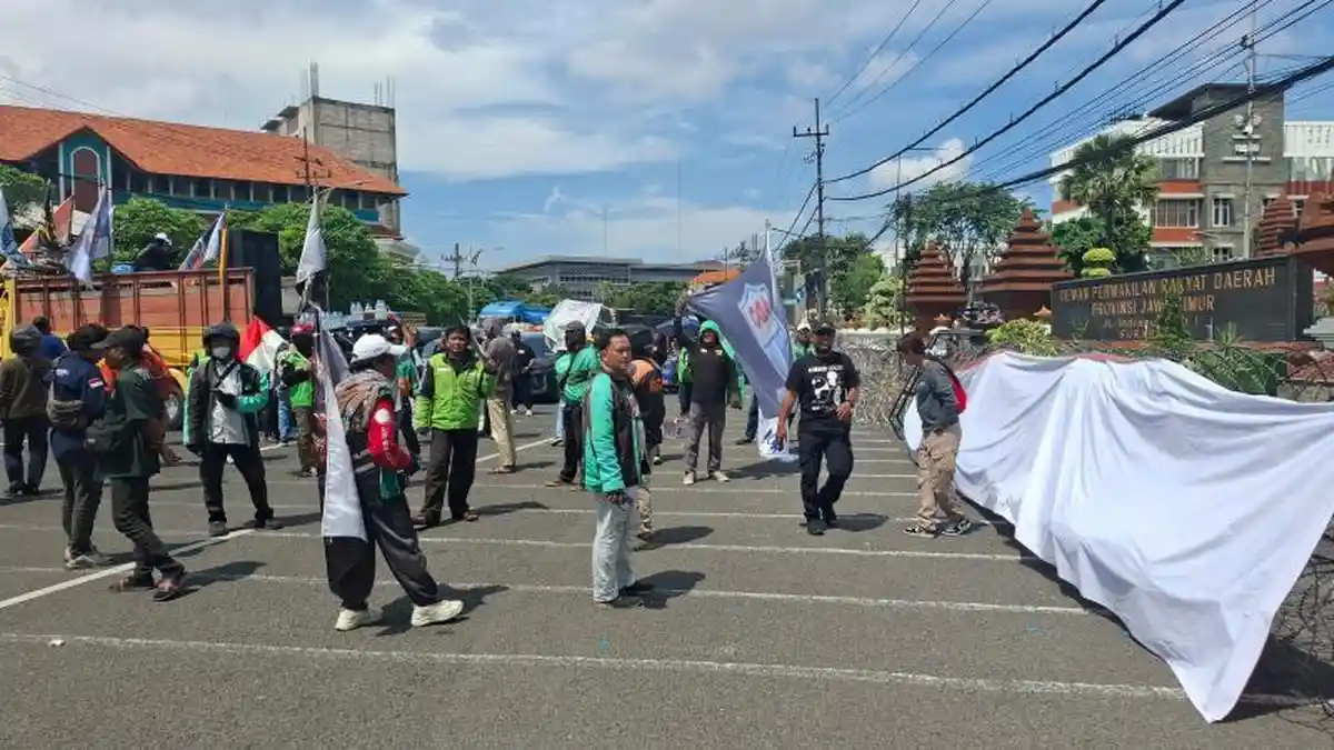 Datangi Gedung DPRD Jatim, Ribuan Driver Online Desak Anggota Dewan Susun Perda Tarif Baru