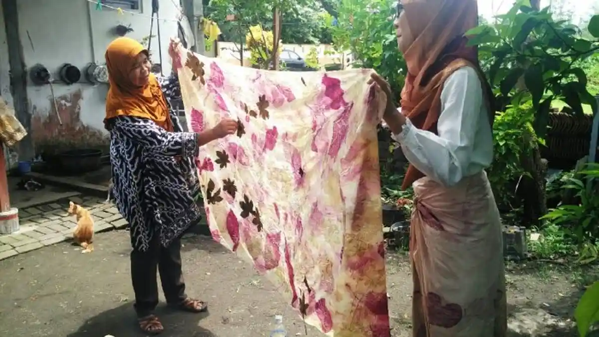 Inspiratif, Warga di Sleman Ini Gunakan Daun Asli Sebagai Motif Batik