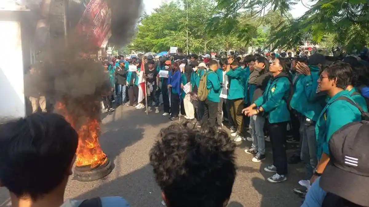 Kawal Putusan MK, Ratusan Mahasiswa di Sumedang Unjuk Rasa, Pagar DPRD Nyaris Roboh