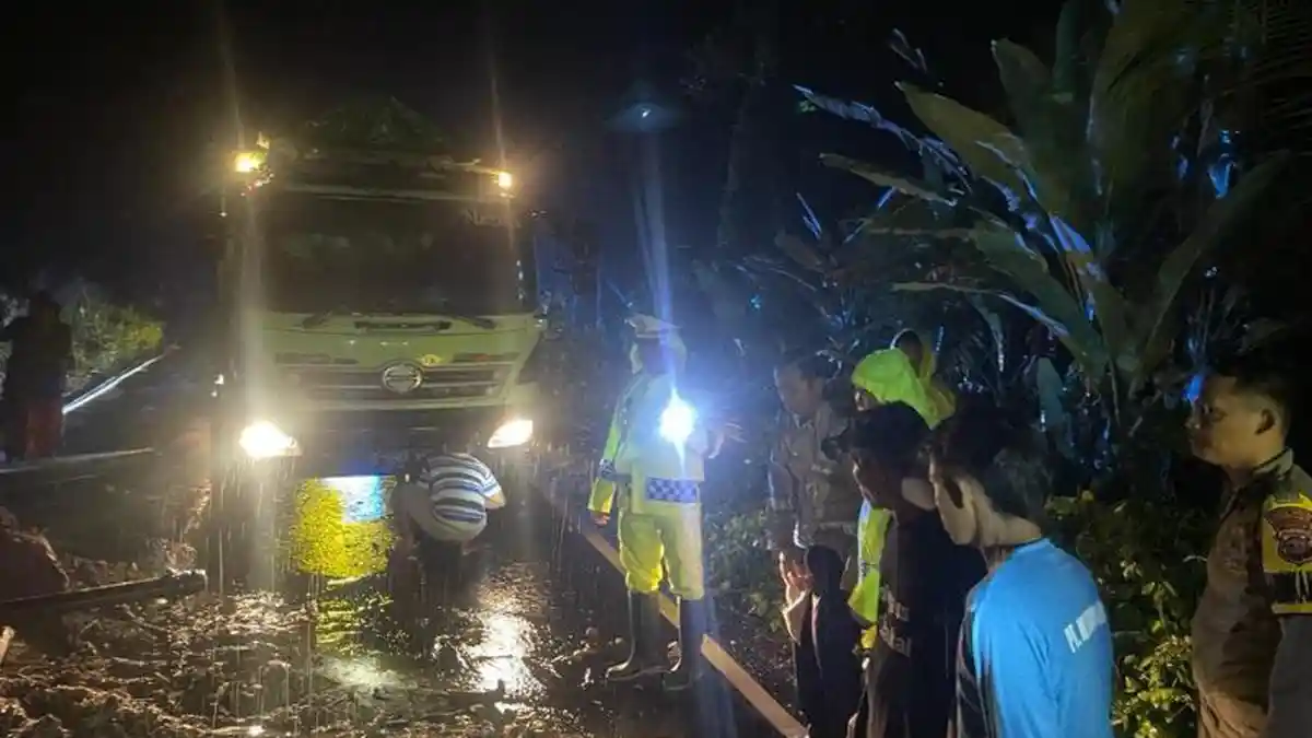Respon Cepat Polres Pesisir Barat Evakuasi Tanah Longsor dan Pohon Tumbang
