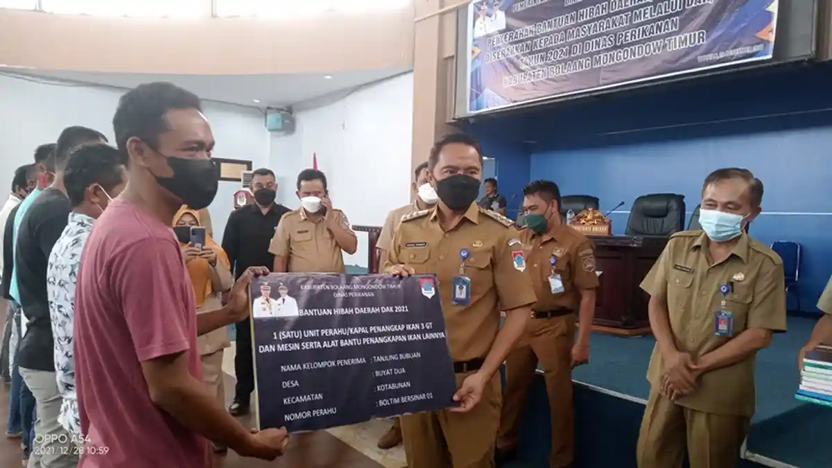 Berikan Bantuan kepada Kelompok Nelayan, Bupati Boltim: Manfaatkan Sebaik Mungkin, Jangan Dijual