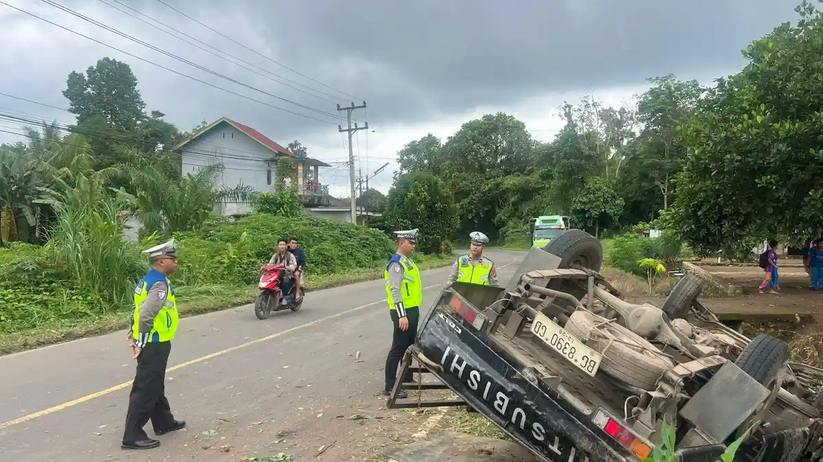 Pecah Ban saat Ngebut, Mitsubishi L300 Terbalik di Musi Rawas, Sopir Berhasil Selamat