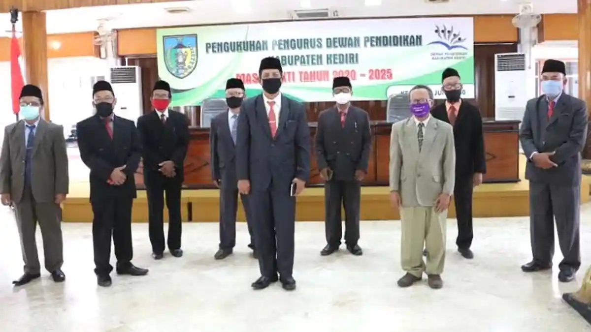 Drs Darmadi MPd Ketua Baru Dewan Pendidikan Kab. Kediri, Dikukuhkan Bupati dengan Protokol Kesehatan