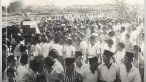 Pemakaman-Robert-Wolter-Mongisidi-di-Makassar-6-September-1949-koipop.jpg