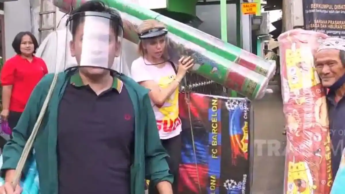Rela Panggul Kasur Demi Bantu Bapak Ini Jualan, Nikita Mirzani Malah Diusir Tetangga: Ya Allah !