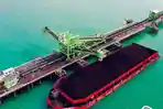 Sebuah-kapal-tongkang-saat-sedang-memuat-batubara-di-Pelabuhan-Milik-Mifa.jpg