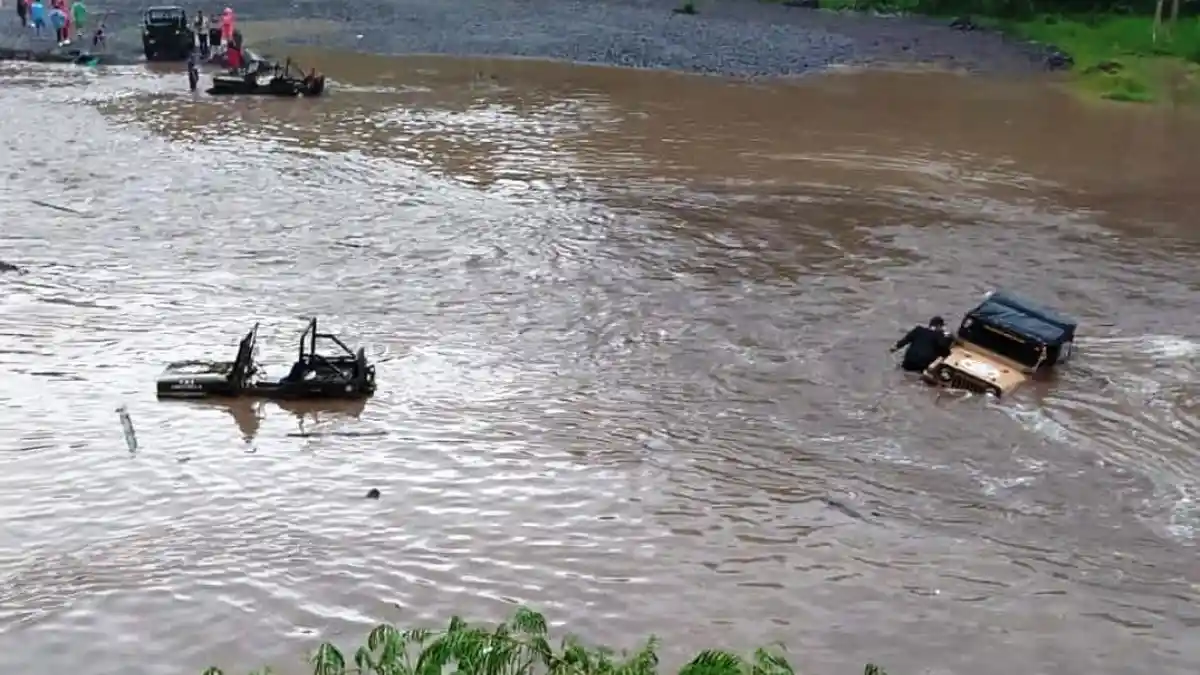 3 Jip Wisata Merapi Terjebak Banjir di Kali Kuning 