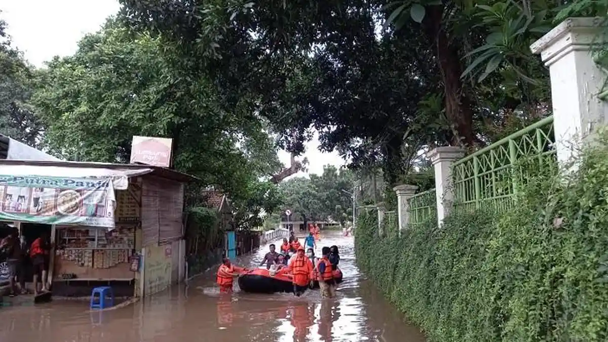 Evakuasi Bayi dan Lansia di Kelurahan Pulo Jakarta Selatan Dilakukan Setelah Menunggu 3 Jam