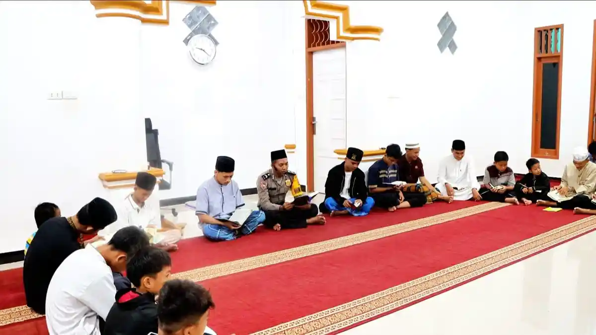 Bhabinkamtibmas Polres Nisel Ajari Anak Yatim Mengaji dan Thadarus Usai Tarawih Selama Ramadhan