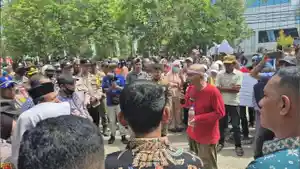 Warga-Kota-Langsa-saat-melakukan-demonstrasi-di-depan-Kantor-Pemko.jpg