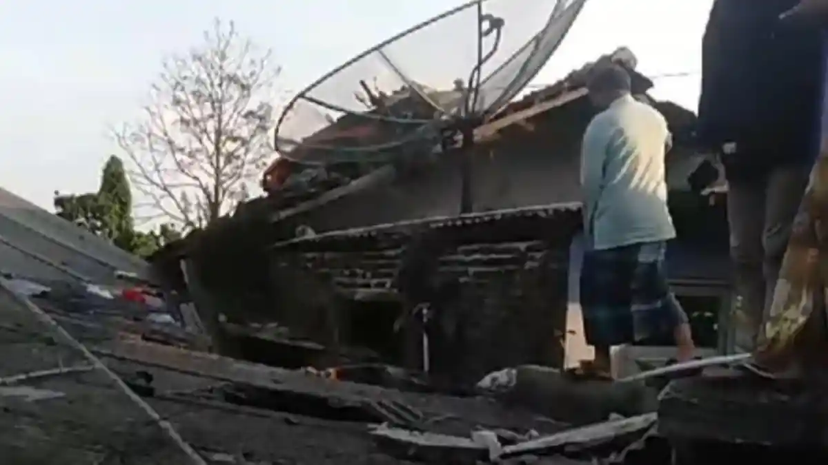 Viral Motor Matic Nangkring di Atap Rumah Warga Dekat Antena Parabola di Bandungan Semarang