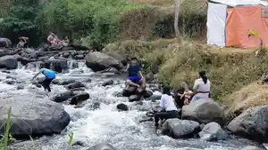 20260605-pengunjung-bermain-air-di-aliran-sungai-pangus-lerep-semarang.jpg