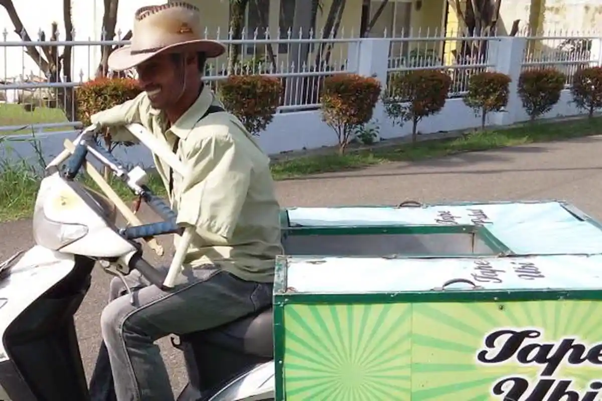Tak Punya Kedua Lengan, Pria Ini Tetap Semangat Berjualan Tape Keliling dengan Motor