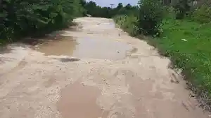Jalan-berlubang-menuju-Mananga-Aba.jpg