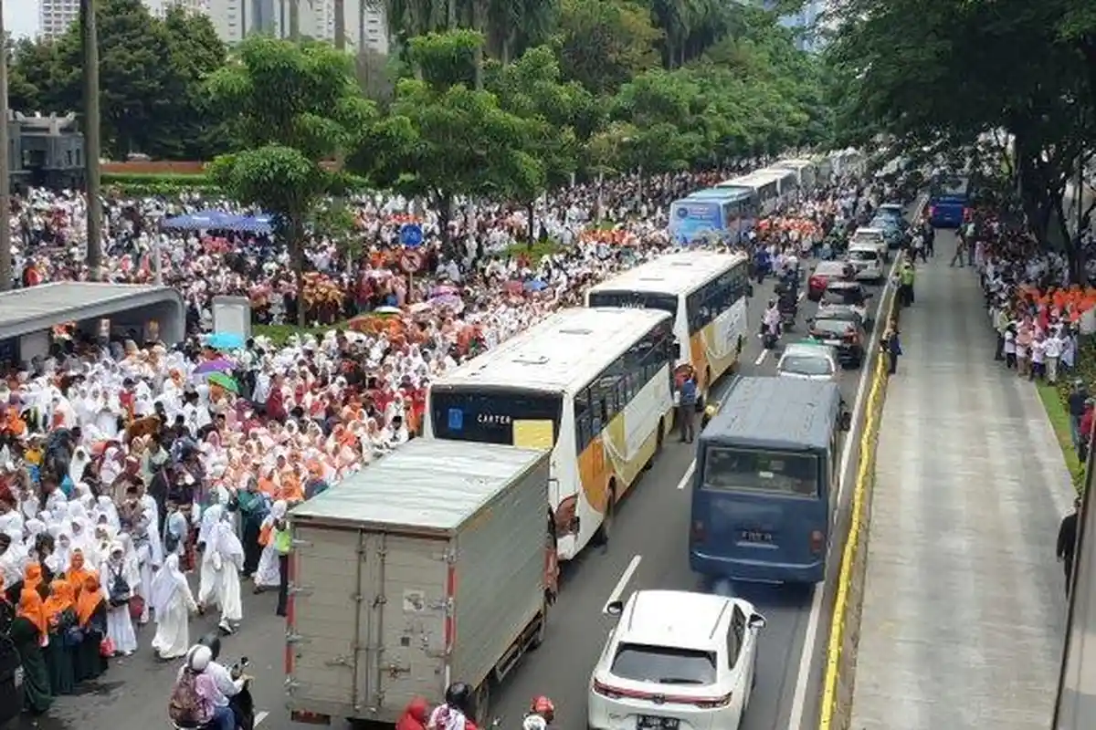Bus Relawan Jokowi di Gerakan Nusantara Bersatu Bikin Macet, Polisi: Sudah Disediakan Kantong Parkir