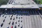 Arus Kendaraan di Gerbang Tol Cikampek Utama
