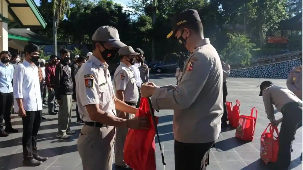 Ramadaan , Resimen WSA Bagikan Paket Sembako ke PHL Setukpa Polri