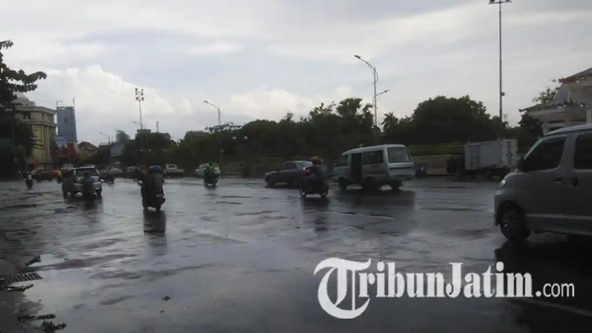 Pasca Diguyur Hujan Angin, Lalu Lintas Jalan Pahlawan Ramai Lancar