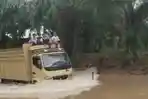 Akibat Banjir, Siswa Diangkut Naik Truk saat Hendak Ujian TKA 