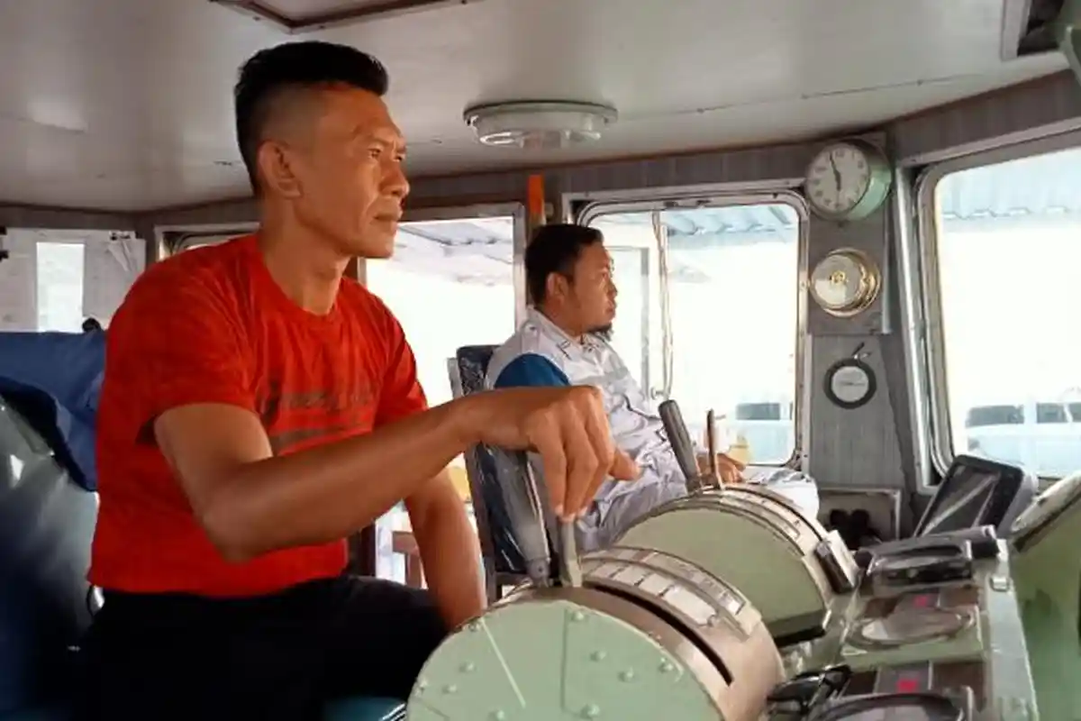 Kisah Anwar dan Rifki Juru Mudi Kapal Pelabuhan Kayangan, Tetap Bekerja saat Puasa dan Lebaran