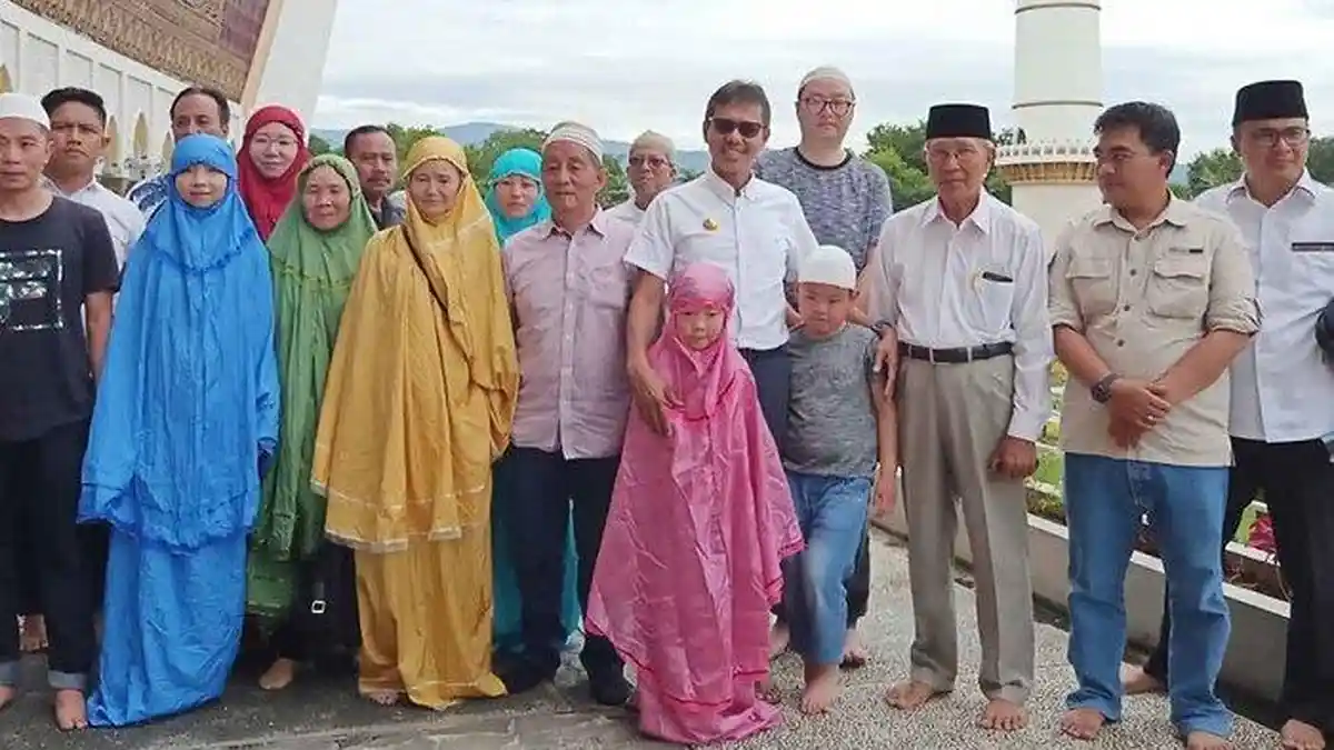 150 Turis Asal China Terkurung di Hotel, Dipeluk Gubernur Irwan Prayitno Saat Tak Sengaja Bertemu