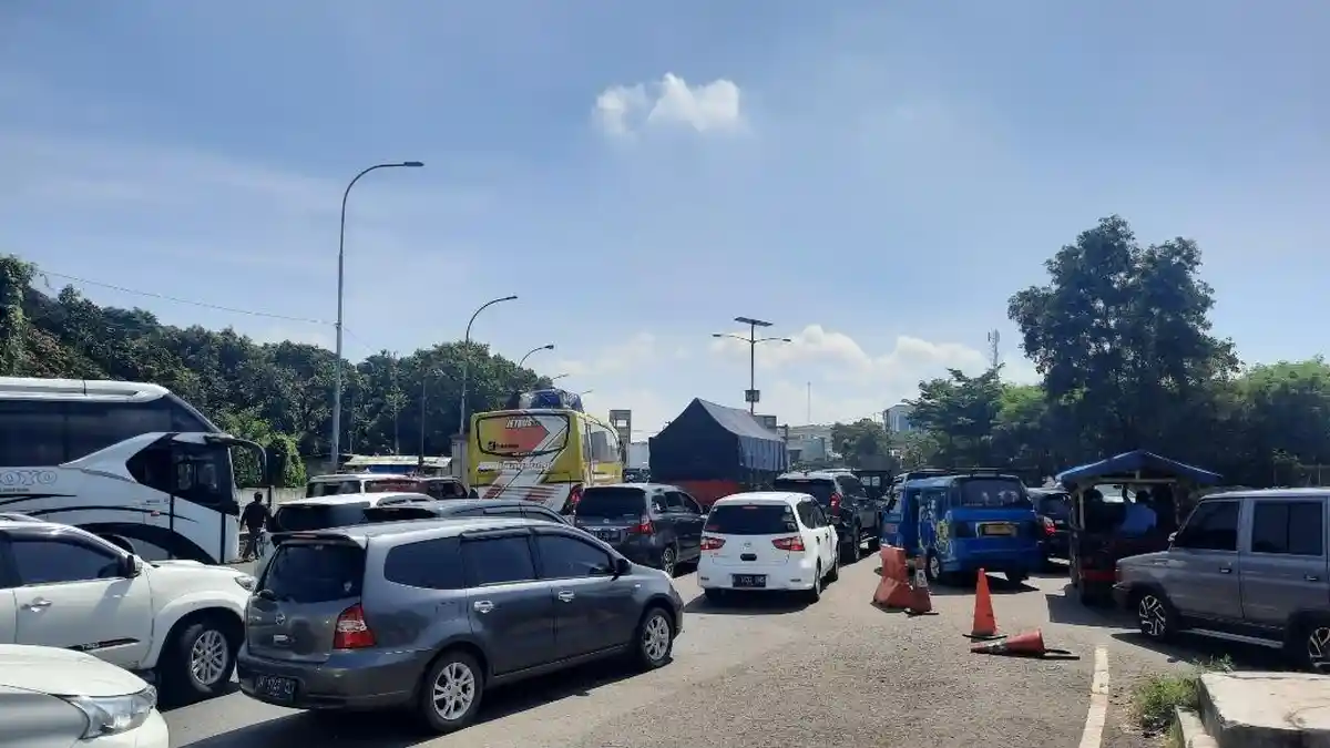 Traffic Update - Tol Jakarta-Cikampek Pukul 10.50 WIB Macet Parah, One Way Sudah Diberlakukan