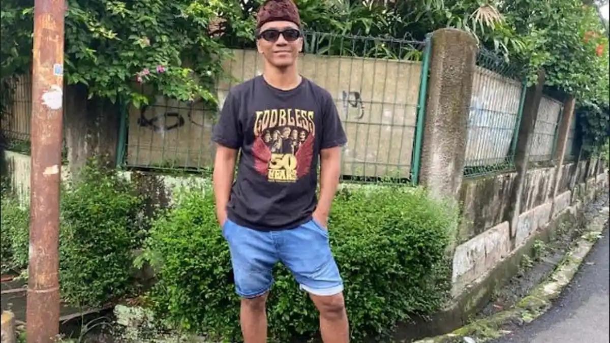 Gaya Santai Kaka Slank Saat Nyoblos di TPS, Pakai Celana Pendek dan Sendal Jepit