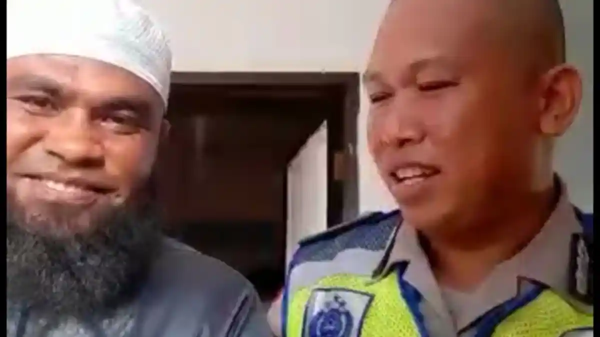 Viral Imam Masjid di Makassar Tak Pakai Helm Saat Berkendara, Dihukum Mengaji oleh Polisi