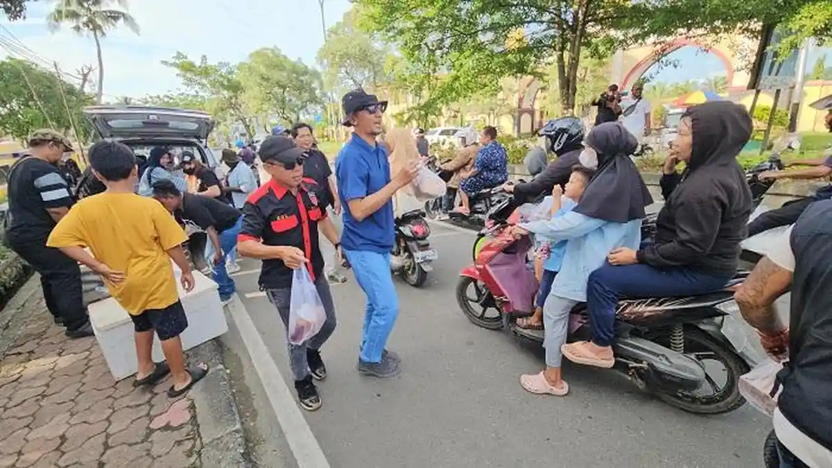 Tebar Kebaikan di Bulan Ramadhan, Wartawan Nabire Bagikan 200 Paket Takjil
