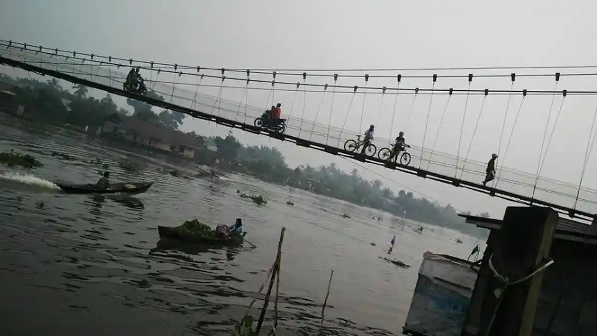 Gowes Melintasi Jembatan Gantung, Masuk Hutan, Bukit, Danau, Perkampungan dan Persawahan