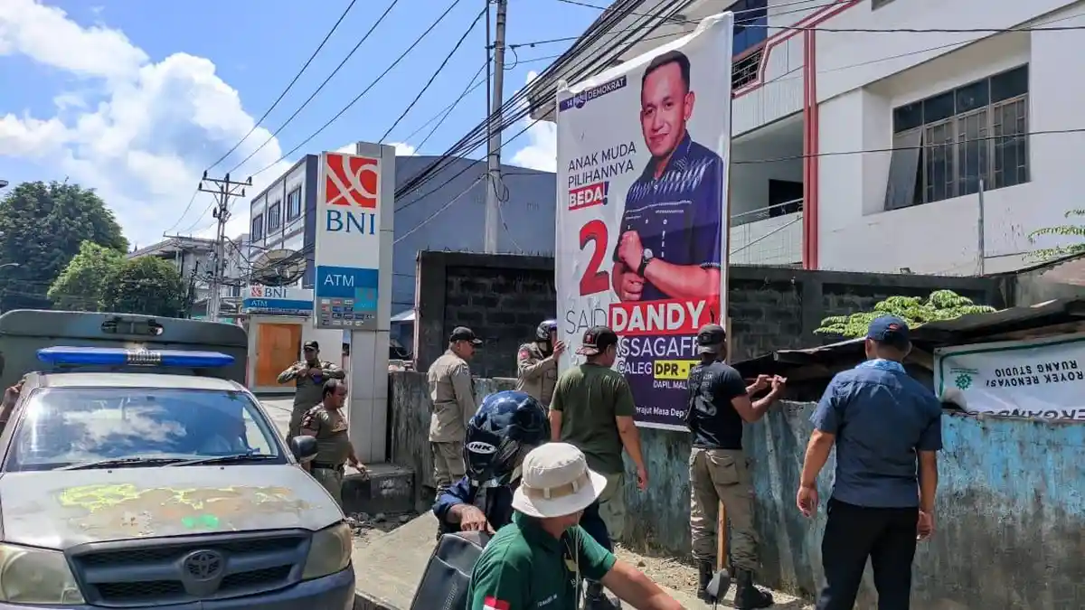 Belum Masa Kampanye, Bawaslu Kota Ambon Copot Ratusan Baliho Parpol