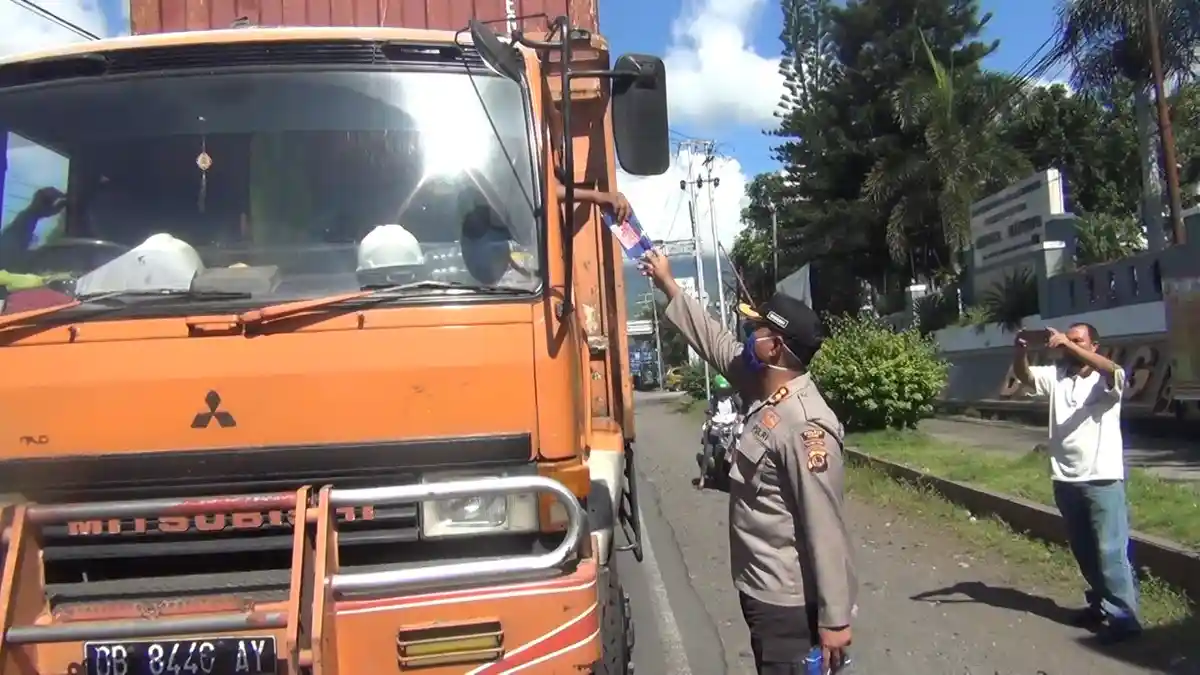 Kapolres Daerah Ini Pimpin Jajarannya Lakukan Aksi Bagi-bagi Masker di Jalan