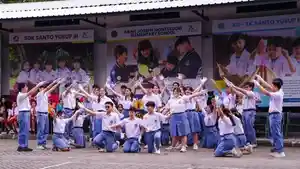 Siswa-SMAK-Kolese-Santo-Yusup-Kosayu-Malang-saat-melakukan-defile.jpg