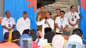 2024329-Presiden-Jokowi-tinjau-ketersediaan-beras-dan-beri-bantuan-di-Bungo-Jambi.jpg