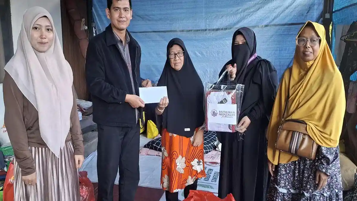 Masjid Munzalan Mubarakan Serahkan Bantuan Kepada Korban Terdampak Kebakaran - Tribunpontianak.co.id