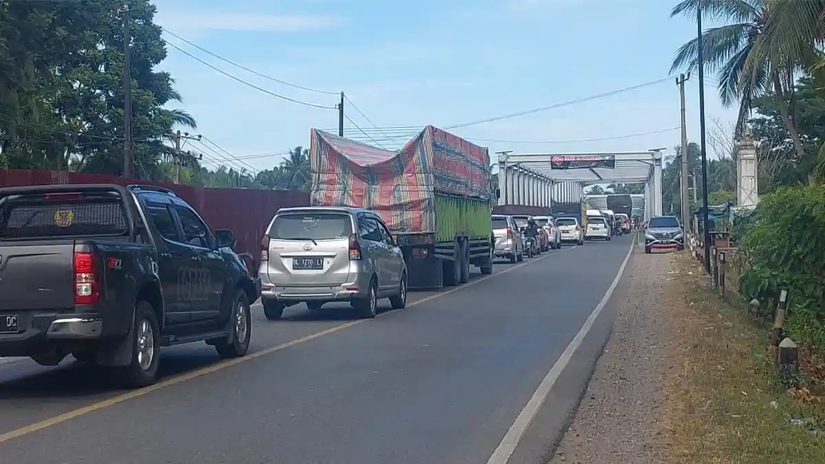 Jembatan Peudada Bireuen Masih Buka Tutup, Pengendara Diharapkan Tidak Terobos Antrean